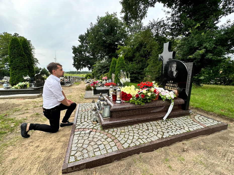 Michał Kołodziejczak przy grobie Andrzeja Leppera, fot. Twitter