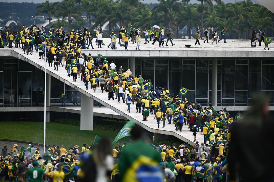 Zwolennicy Bolsonaro przedarli się na teren Kongresu. Są też w środku. fot. PAP/EPA/ANDRE BORGES