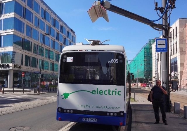 Ładowanie autobusu elektrycznego, fot. mpit.gov.pl