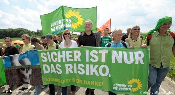 www.dw.com/Green party members demonstrate against nuclear power