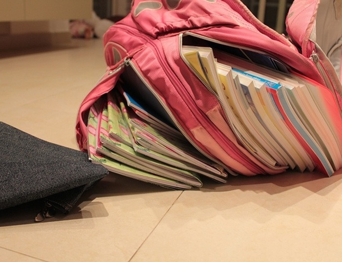 Polscy uczniowie noszą zbyt ciężkie tornistry