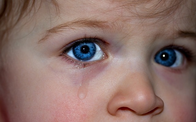 Dziecko z alergią może być marudne i płaczliwe.