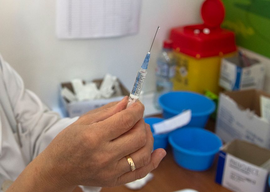 Trzecia dawka szczepionki Pfizer-BioNTech. Fot: PAP/EPA/Georgi Licovski