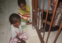 Solak Alitnoe z dziećmi. Poczekalnia sądowa. Skazany na 4 lata za zorganizowanie wiecu i posiadanie flagi Papui Zachodniej. Fot. Cristin Ronsumbre