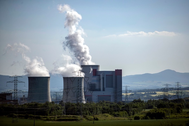 Komisja Europejska zwróciła się do władz polskich o pilne dostarczenie dowodu zaprzestania działalności wydobywczej węgla brunatnego w kopalni Turów. Fot. PAP/EPA