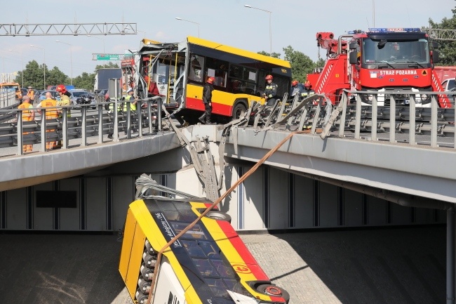 Służby usuwają skutki wypadku autobusu miejskiego w Warszawie, fot. PAP/Paweł Supernak