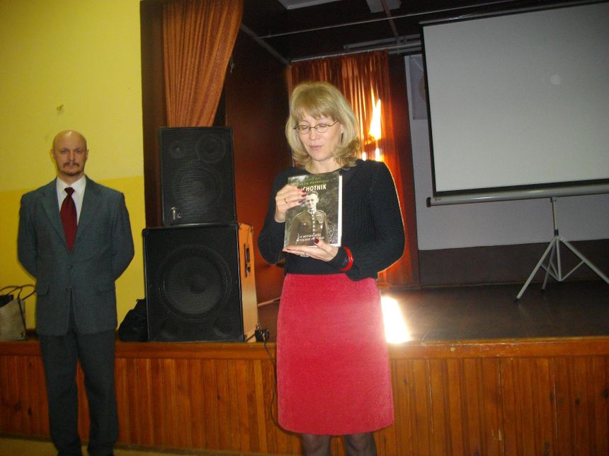 Dyrektor MIK p.Małgorzata Życzkowska-Czesak prezentuje "Ochotnika" w Salezjańskim LO w Lubinie.