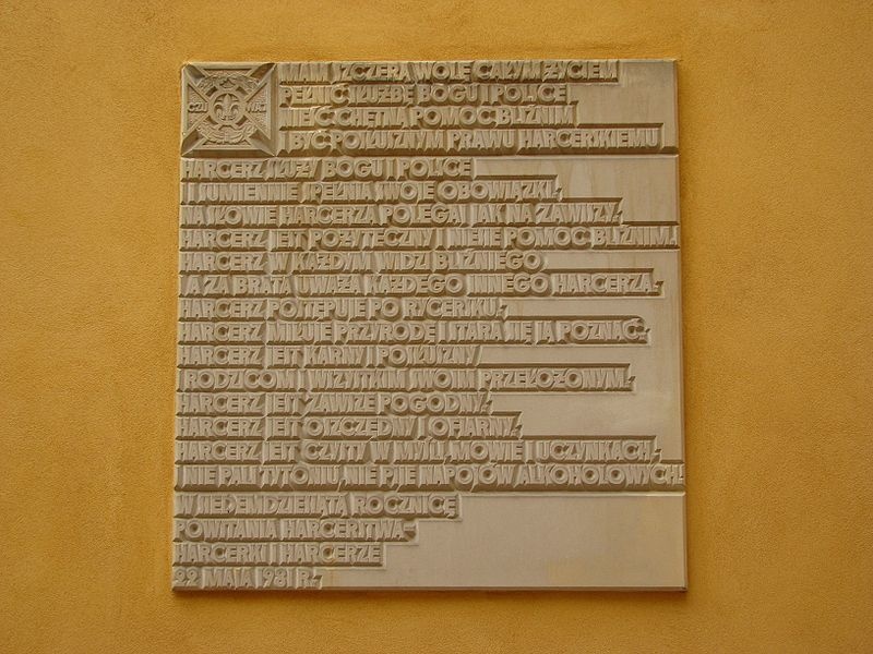 Prawo Harcerskie - tablica na dziedzińcu kościoła św. Marcina w Warszawie