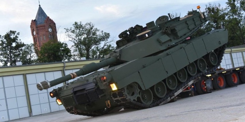 Czołg Abrams i charakterystyczna wieża ciśnień w Biedrusku. Fot. Twitter/MON