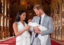 Książę Harry i Księżna Sussex z royal baby. Fot. PAP/EPA/Domic Lipinski/PA