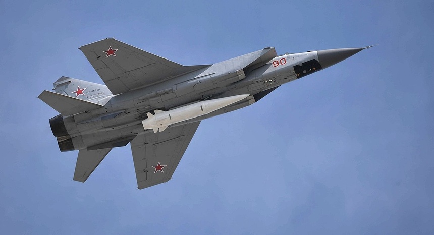 Samolot z podwieszonym rosyjskim pociskiem hipersonicznym Kindżał. Fot. Kremlin.ru/CC BY 4.0