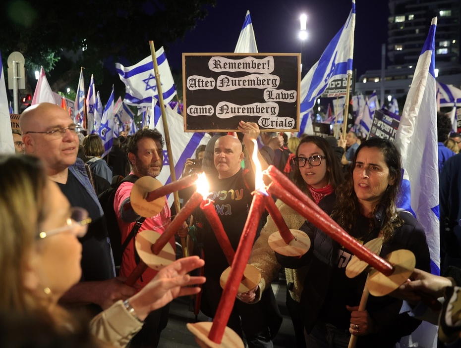 Ponad 260 tys. Izraelczyków wyszło w sobotę na ulice Tel Awiwu i innych miast. Fot. PAP/EPA/ABIR SULTAN