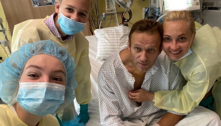 Aleksiej Nawalny dodał zdjęcie ze szpitala na Instagramie.