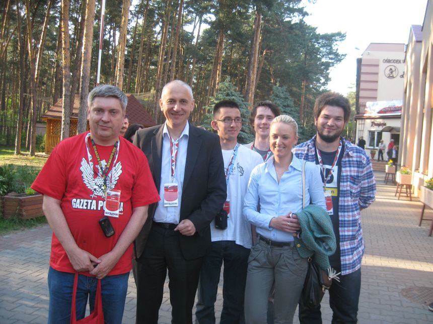 Młodsza część delegacji Katowickiego Klubu "Gazety Polskiej" z posłem Joachimem Brudzińskim