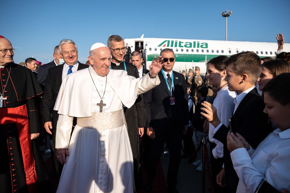 Papież Franciszek przybył do Budapesztu. fot. PAP/EPA/SZILARD KOSZTICSAK