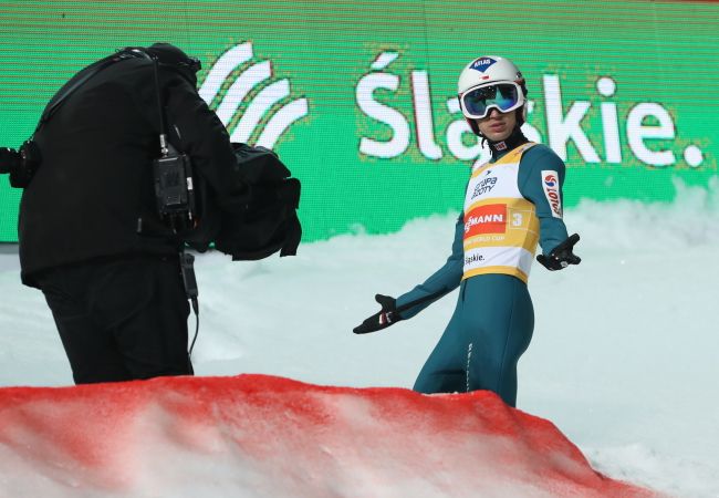 Polak Kamil Stoch podczas konkursu drużynowego zawodów Pucharu Świata w skokach narciarskich. Fot. PAP/Grzegorz Momot