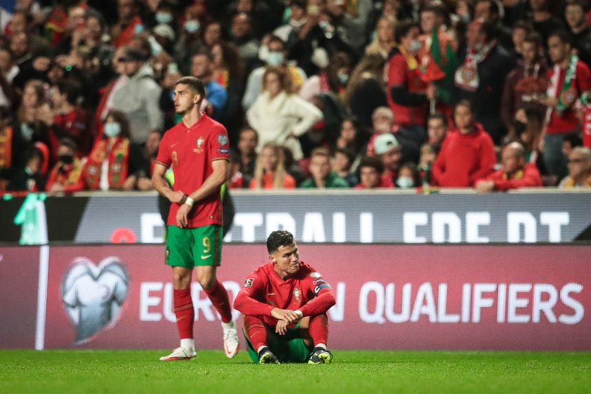Cristiano Ronaldo załamany po porażce 1:2 z Serbią. Fot. PAP/EPA