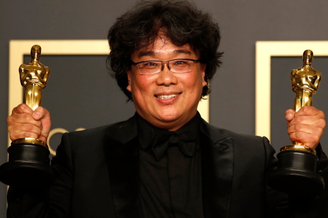 Bong Joon-ho tryumfuje podczas tegorocznej ceremonii rozdania Oscarów. fot. PAP