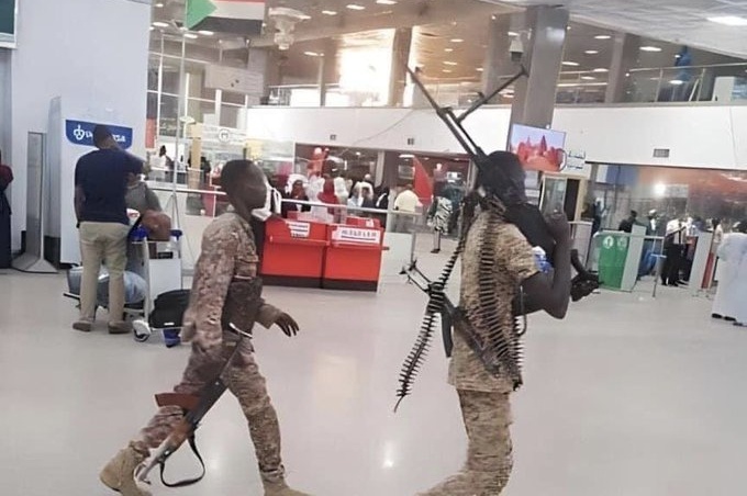 Siły paramilitarne na lotnisku Merowe, fot. Twitter