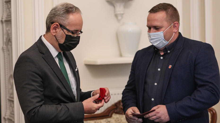 Odznaczenia pracownikom punktu szczepień wręczył minister Niedzielski. Fot.: Twitter