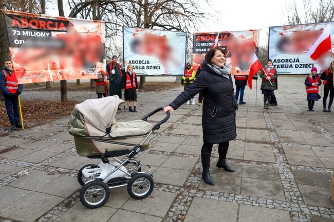 Działaczka pro-life Kaja Godek (C) podczas konferencji prasowej przed złożeniem podpisów pod ustawą obywatelską "Aborcja to Zabójstwo", fot. PAP/Rafał Guz