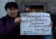 Kobieta-emerytka przyjechala za wlasne pieniadze z Charkowa, pod Rada Najwyzsza Ukrainy