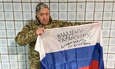 Jewgienij Prigożyn pozuje z flagą w Bachmucie, fot. Telegram