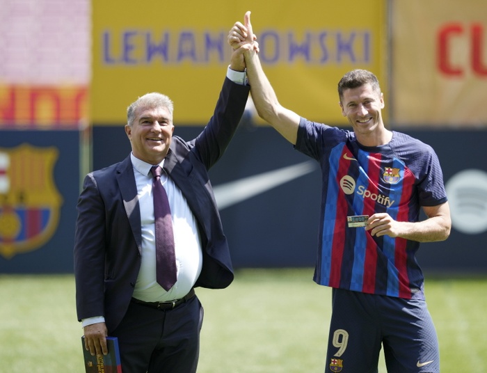 Wiemy z jakim numerem zagra Lewandowski w Barcelonie. Oficjalna prezentacja na Camp Nou