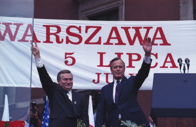 Prezydent USA George H.W. Bush i prezydent RP Lech Wałęsa w Warszawie. Fot. PAP/Janusz Mazur
