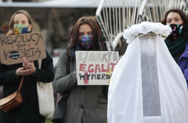Przedstawicielki Polek demonstrują w obronie prawa do aborcji przed Parlamentem Europejskim, fot.  	PAP/EPA/OLIVIER HOSLET