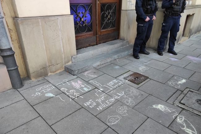 "Kontrowersyjne" rysunki na chodniku. Fot. Facebook.