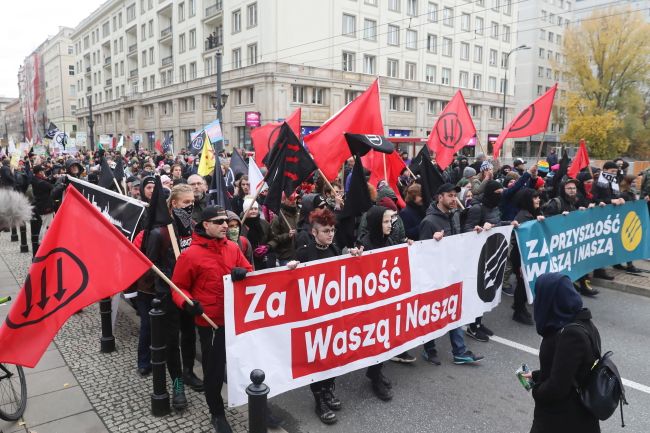Uczestnicy Marszu Antyfaszystowskiego maszerują pod hasłem "Za Wolność Waszą i Naszą". Fot. PAP/Tomasz Gzell