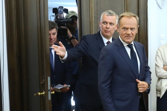 Przewodniczący Platformy Obywatelskiej Donald Tusk i poseł KO Tomasz Siemoniak, fot. PAP/Rafał Guz