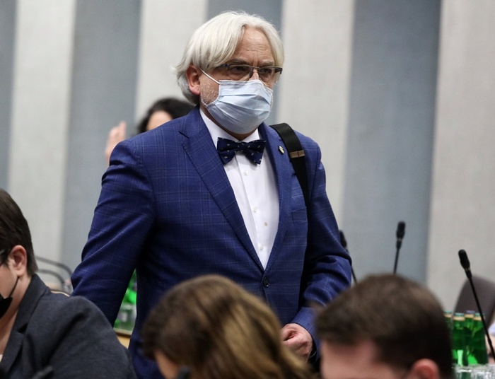 Nowa ustawa covidowa. Prof. Maksymowicz: Apeluję do sumień posłów PiS