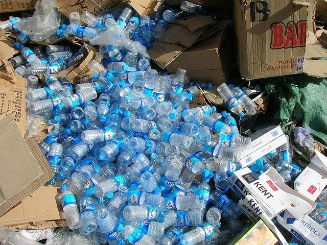 Wprowadzenie kaucji za butelki PET ma zachęcić ludzi do oddawania ich do recyklingu.
