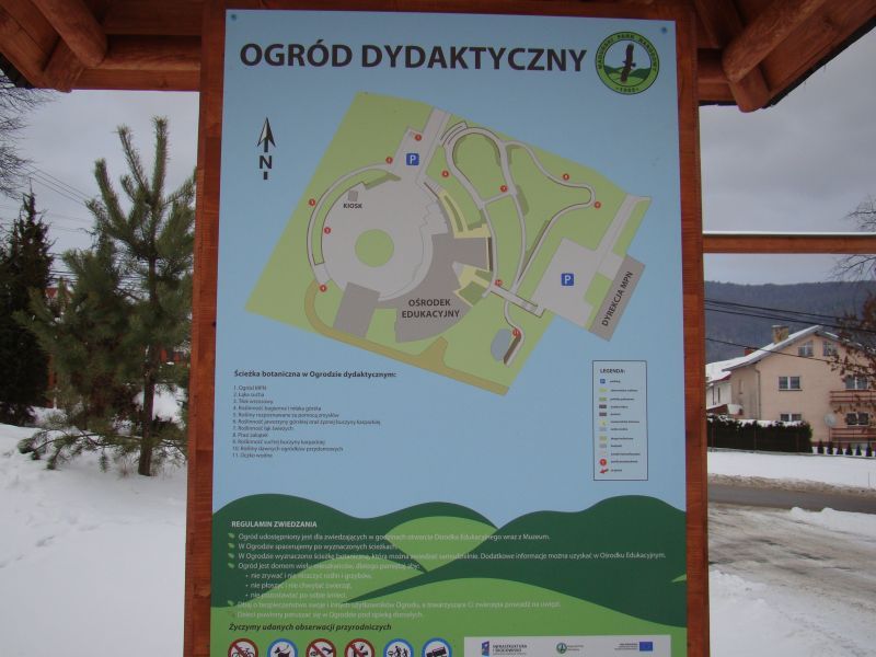 Tablica informacyjna z planem ścieżki botanicznej - plac przed budynkiem OE i Muzeum.