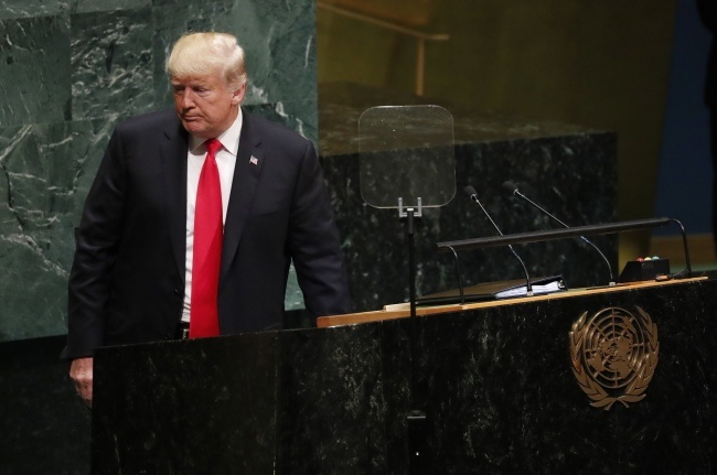 Donald Trump za mówinicą podczas sesji Zgromadzenia Ogólnego ONZ, fot.  	PAP/EPA/JASON SZENES