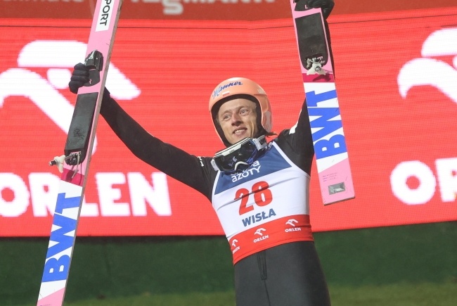 Dawid Kubacki został zwycięzcą zawodów Pucharu Świata w skokach narciarskich w Wiśle, fot. PAP/Grzegorz Momot