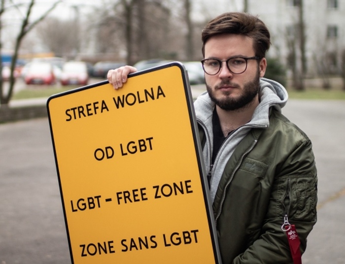 Spór posła PiS i aktywisty LGBT o znaki "Strefa wolna od LGBT". "Mularczyk rżnie głupa"