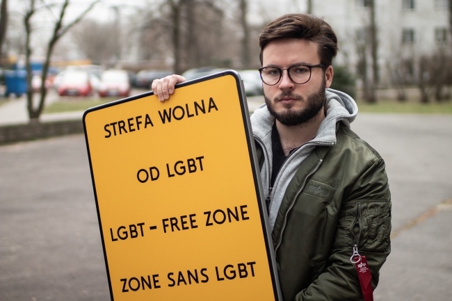 Bart Staszewski z tablicą "Strefa Wolna od LGBT", fot. archiwum Barta Staszewskiego.
