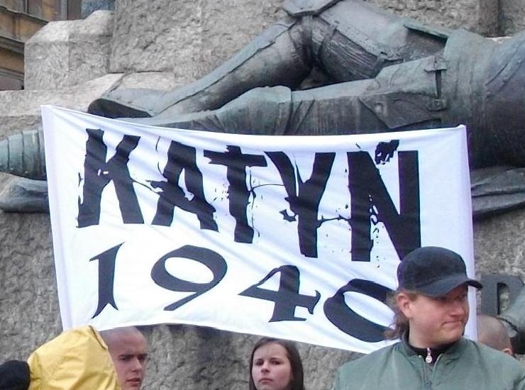 Manifestacja organizacji narodowych w 71. rocznicę Zbrodni Katyńskiej. Kraków, 9 kwietnia 2011 r. (fot. Michał Tyrpa).