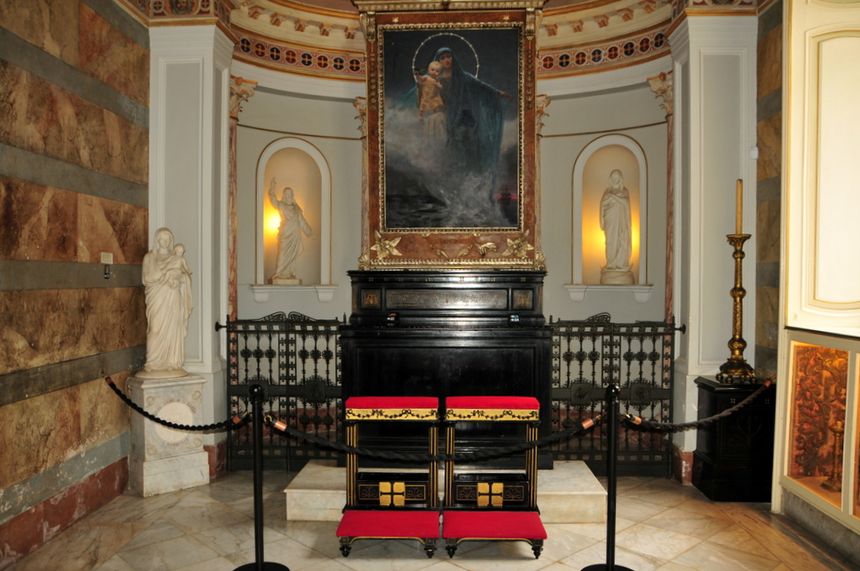 Kaplica Sissi z obrazem Stella Maris, ufundowanym przez cesarzową po szczęsliwym ocaleniu z katastrofy morskiej.