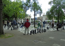 Duże szachy w parku uniwersyteckim