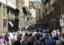 Tłum turystów na jednej z ulic Florencji.