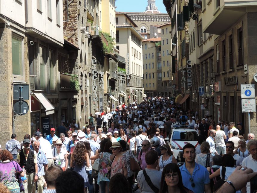Tłum turystów na jednej z ulic Florencji.