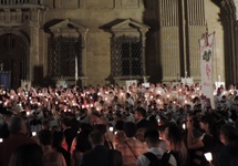Nocna procesja religijna ze świecami.
