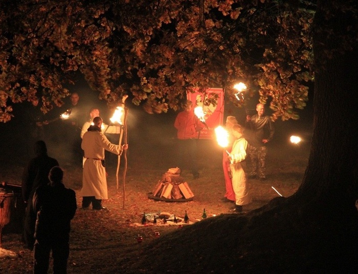 Święto Zmarłych, Dziady i Dzień Zaduszny, czyli obrzędowe wariacje wokół śmierci