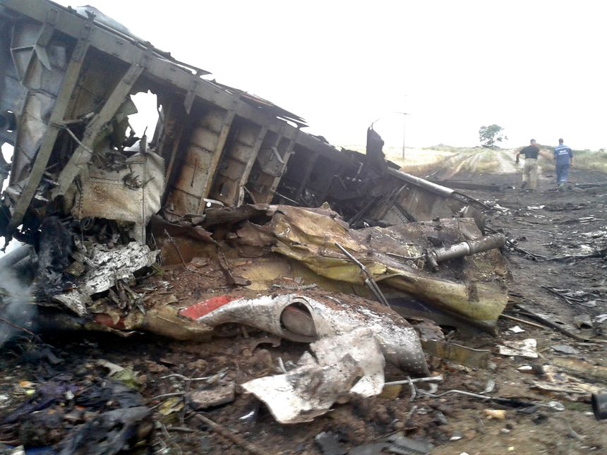 Rys. 1 Odwrócony Kil i prawa burta boeing MH17  Fotografia Reutersa autor : Maxim Zmeyev