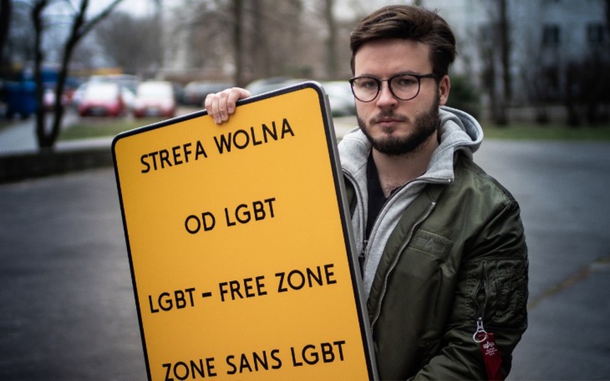 Bart Staszewski z przygotowaną tablicą o "strefie wolnej od LGBT".