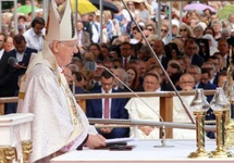Biskup Ignacy Dec, przedstawiciele rządu i Kościoła.